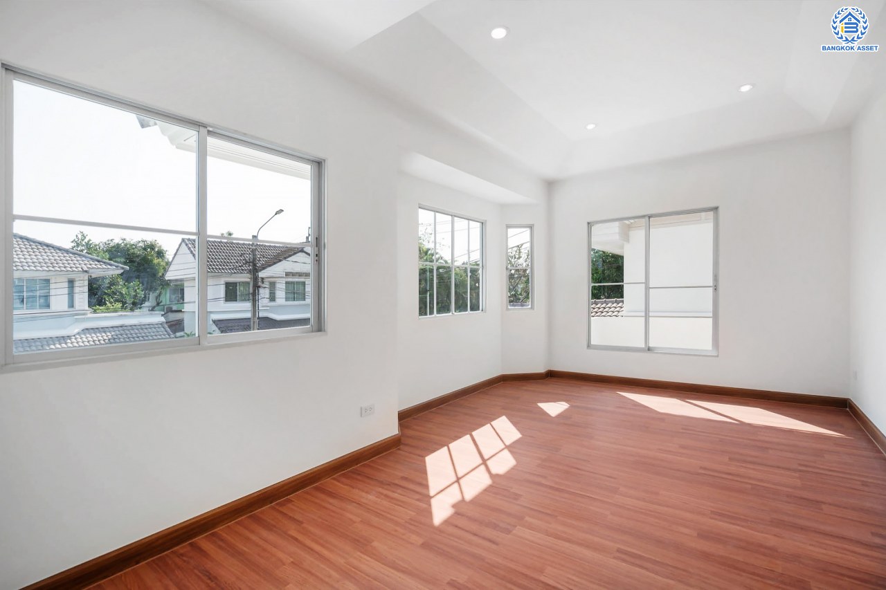 บ้านมือสองตกแต่งใหม่ โครงการ พฤกษ์ลดา1 บางใหญ่ บนเนื้อที่ 50 ตร.ว. ฟังก์ชัน 4 ห้องนอน (ห้องนอนชั้นล่าง 1 ห้อง) 2 ห้องน้ำ 2 ที่จอดรถ ทำเลเดินทางสะดวก เชื่อมต่อถนนกาญจนาภิเษก ใกล้รถไฟฟ้าสายสีม่วง "สถานีคลองบางไผ่" และทางด่วน "กาญจนาภิเษก"